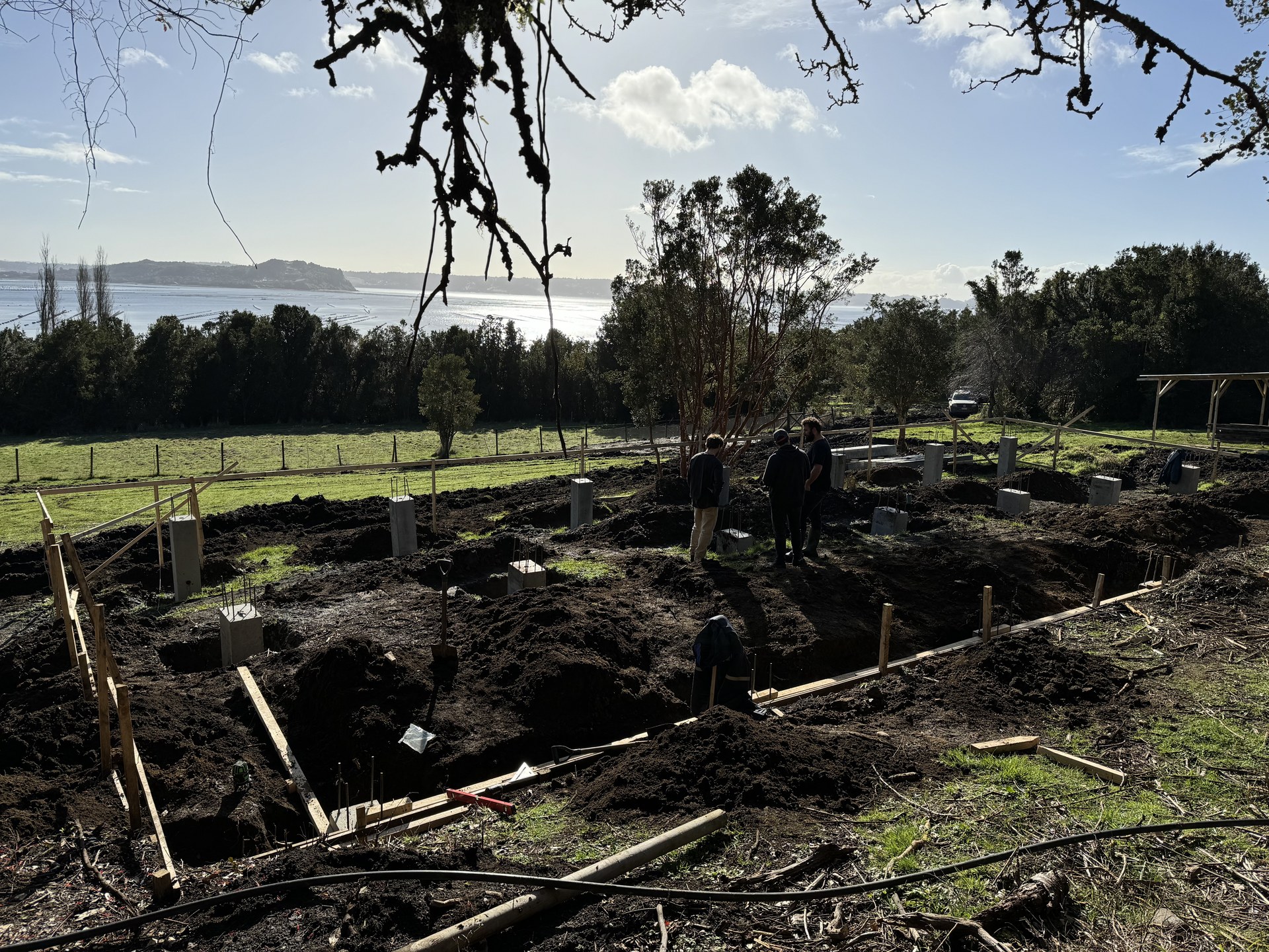 Preparación del terreno en Chonchi — nuevo emplazamiento en ladera de cerro