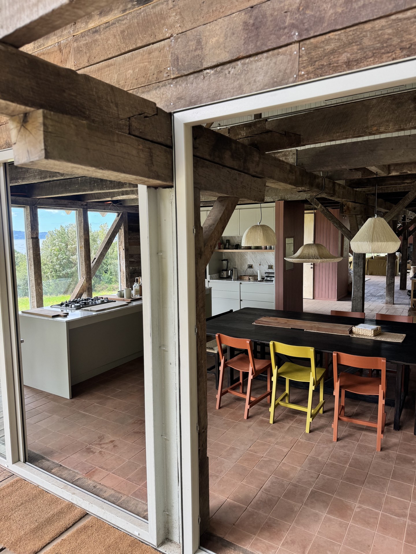 Espacio interior — vigas de 1918 y ventanales tipo muro cortina