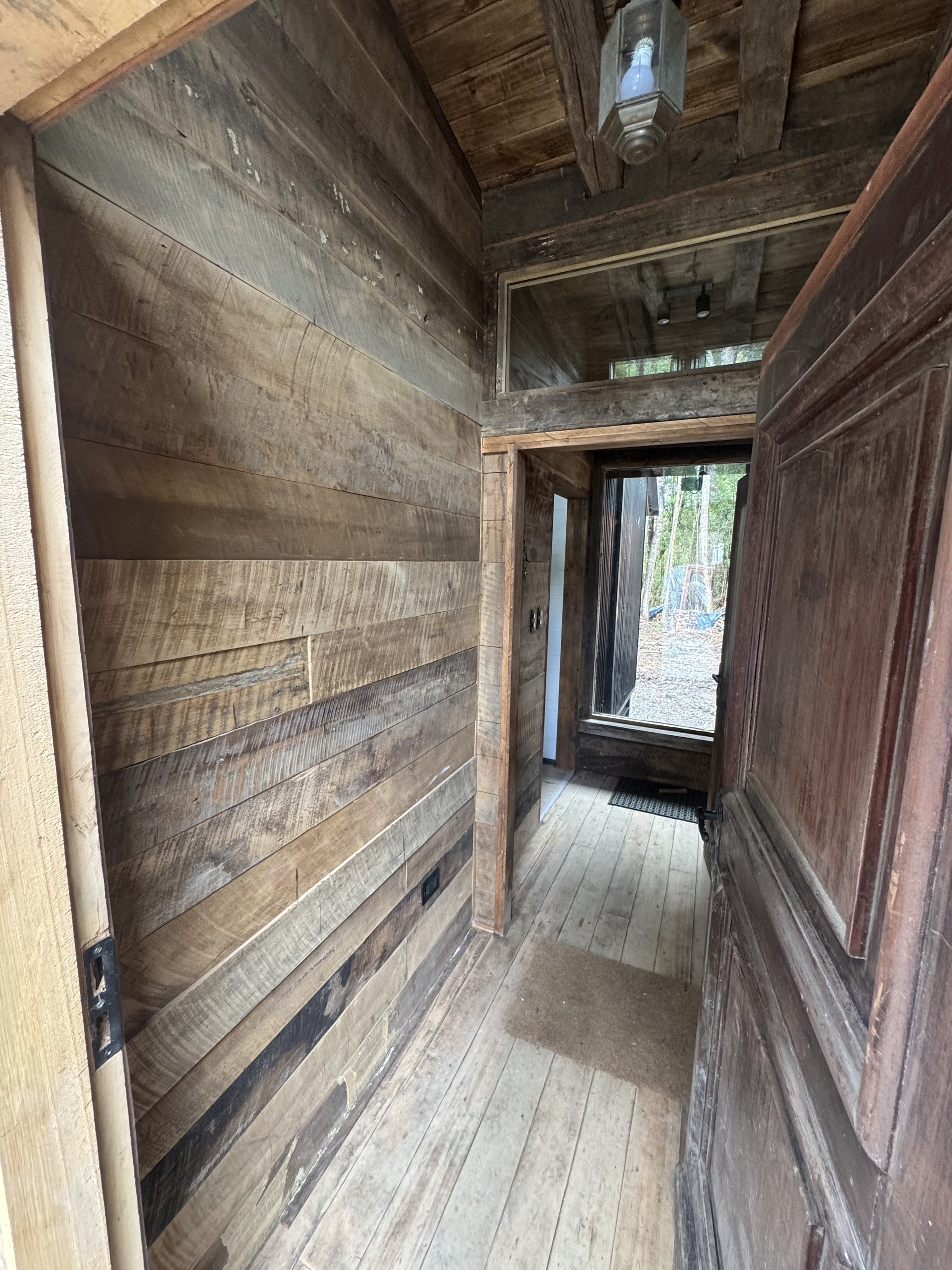 Vigas de madera nativa reciclada a la vista — estructura expresiva