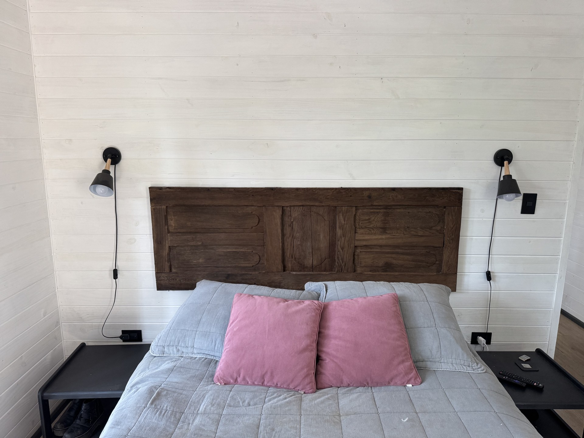 Dormitorio — shiplap blanco, madera oscura y luz controlada