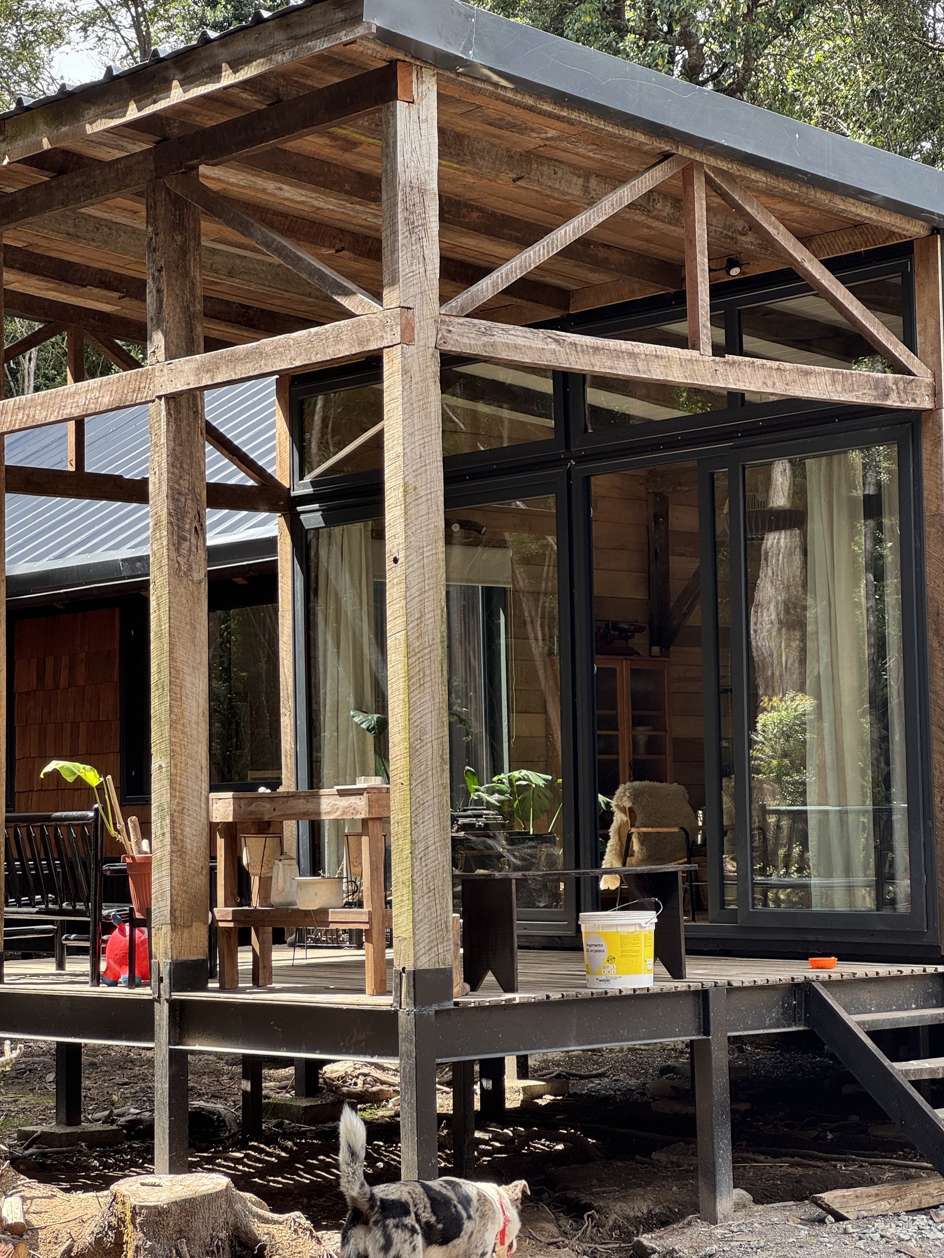 Exterior — estructura de acero y madera nativa, viviendas elevadas del suelo